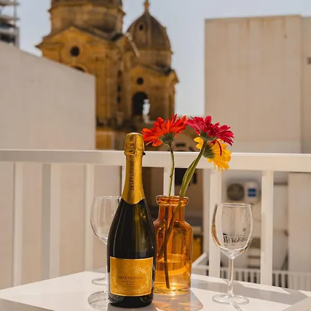 Stunning 1bdr Main Street Penthouse! Near Sea! Apartamento Gzira