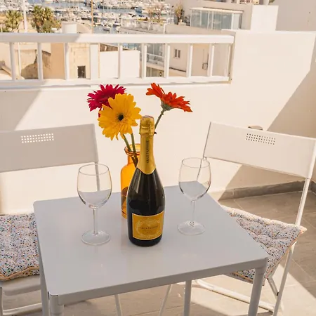 Apartamento Stunning 1bdr Main Street Penthouse! Near Sea!