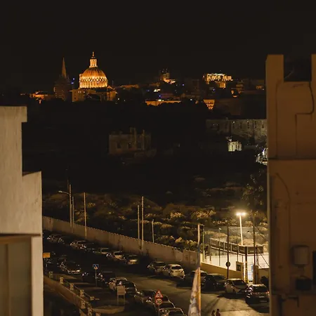 Апартаменты Stunning 1bdr Main Street Penthouse! Near Sea! Gzira